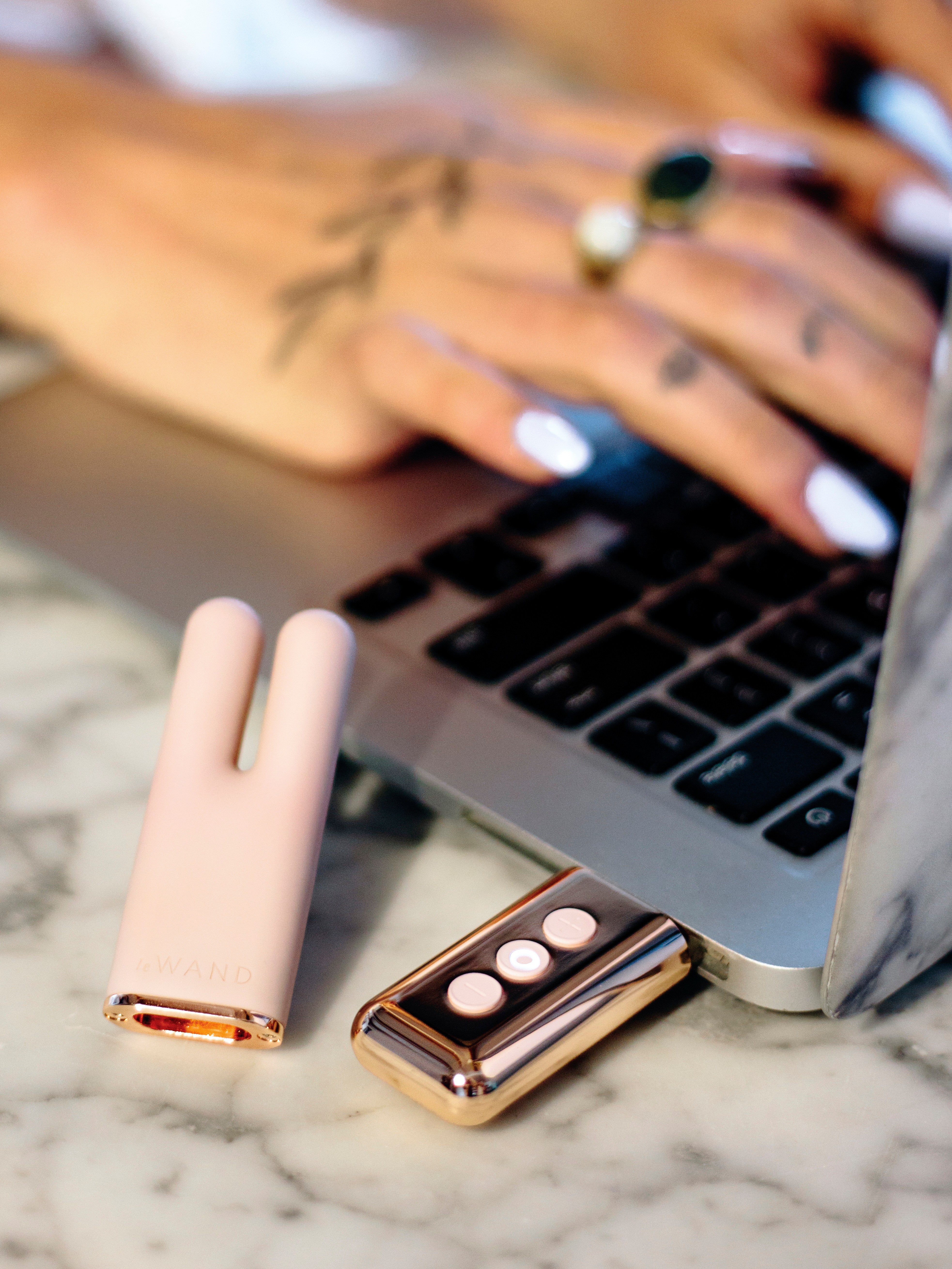 Le Wand Deux Rechargeable Luxury Silicone Clitoral Vibrator, Pink, hi-res