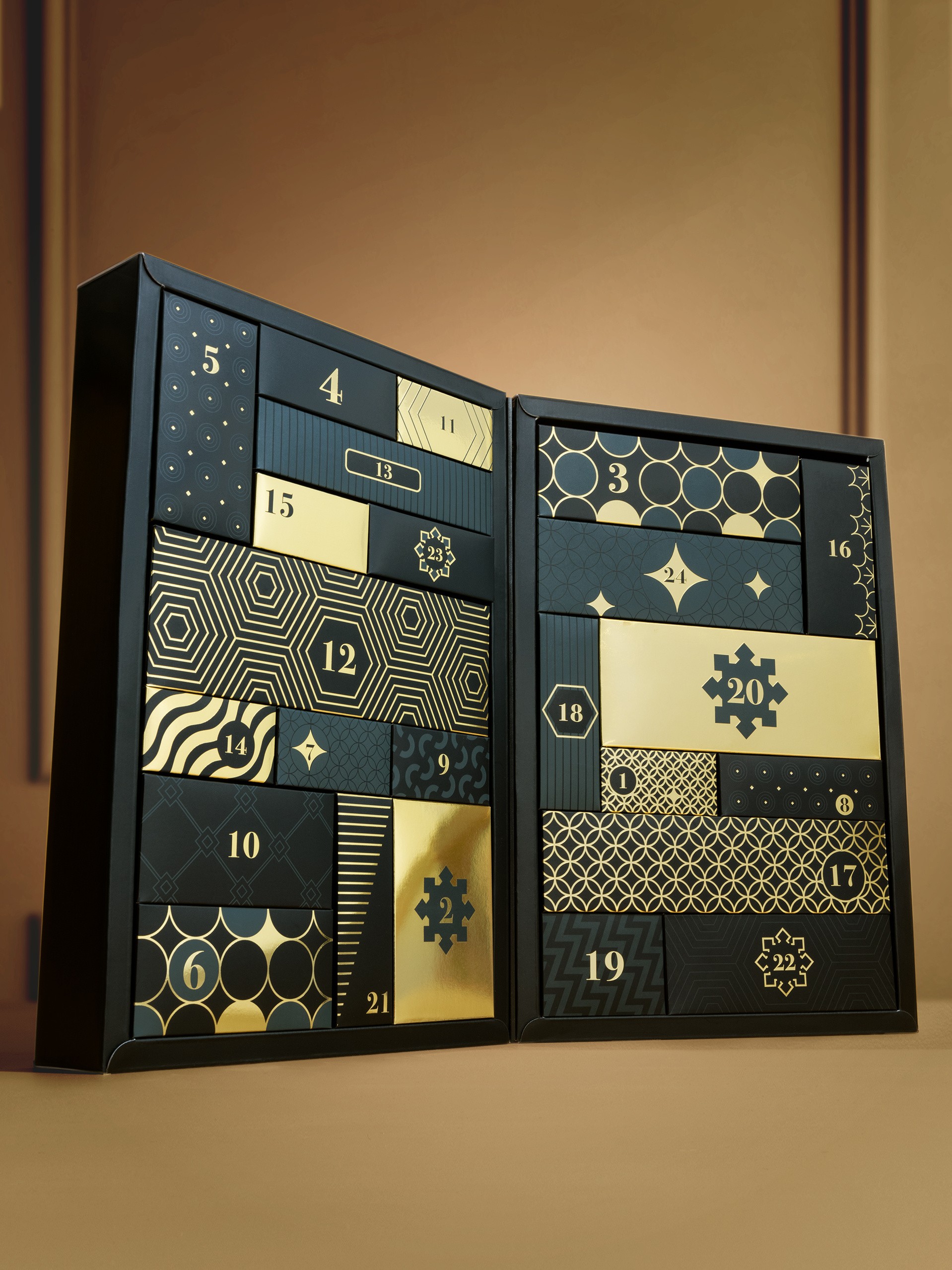 Womanizer Luxury Advent Calendar (24 Day), Black, hi-res