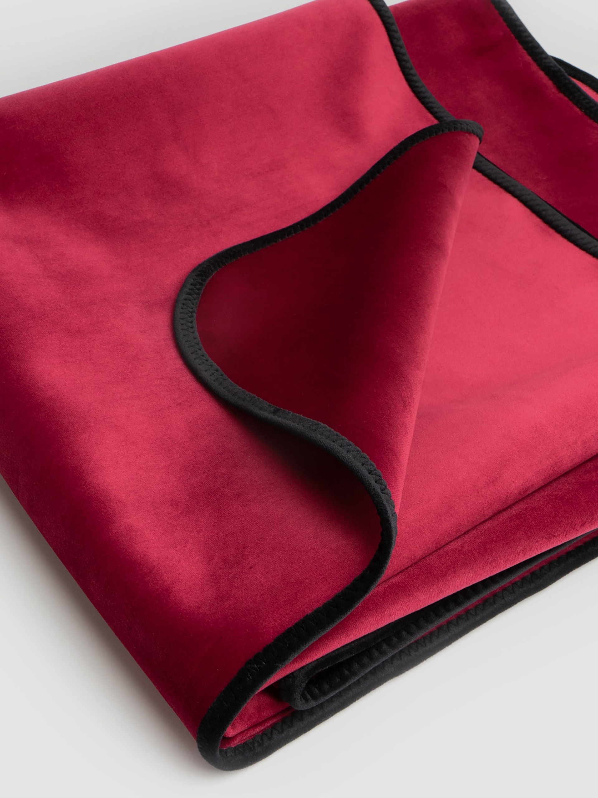 Liberator Regular Fascinator Merlot Moisture-Proof Throw, Red, hi-res