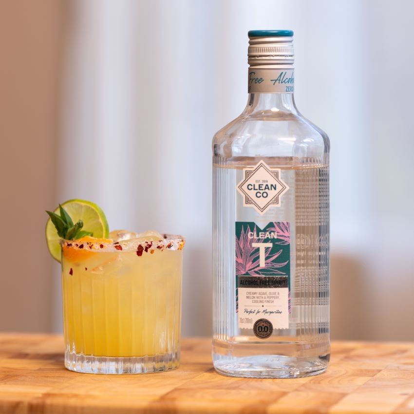An alcohol-free spirit alternative, with delicious notes of Green Agave, Olive, Sweet Melon, Black Pepper and Cedarwood, next to a fruity mocktail.