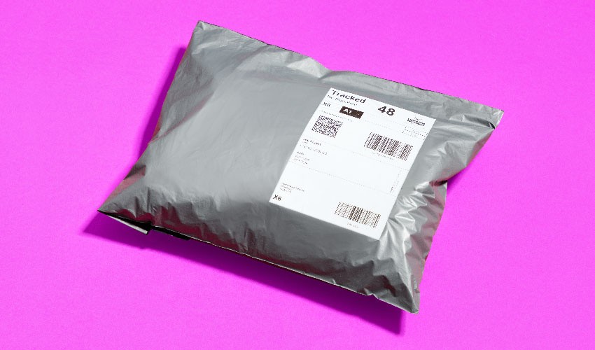 Discreet packaging envelope